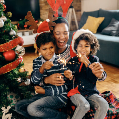 Famille autour du sapin de Noël.